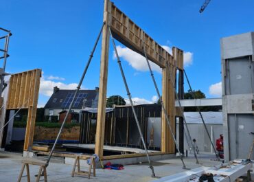 Pose de la première planche de la future médiathèque du Pays Glazik et de Quéménéven